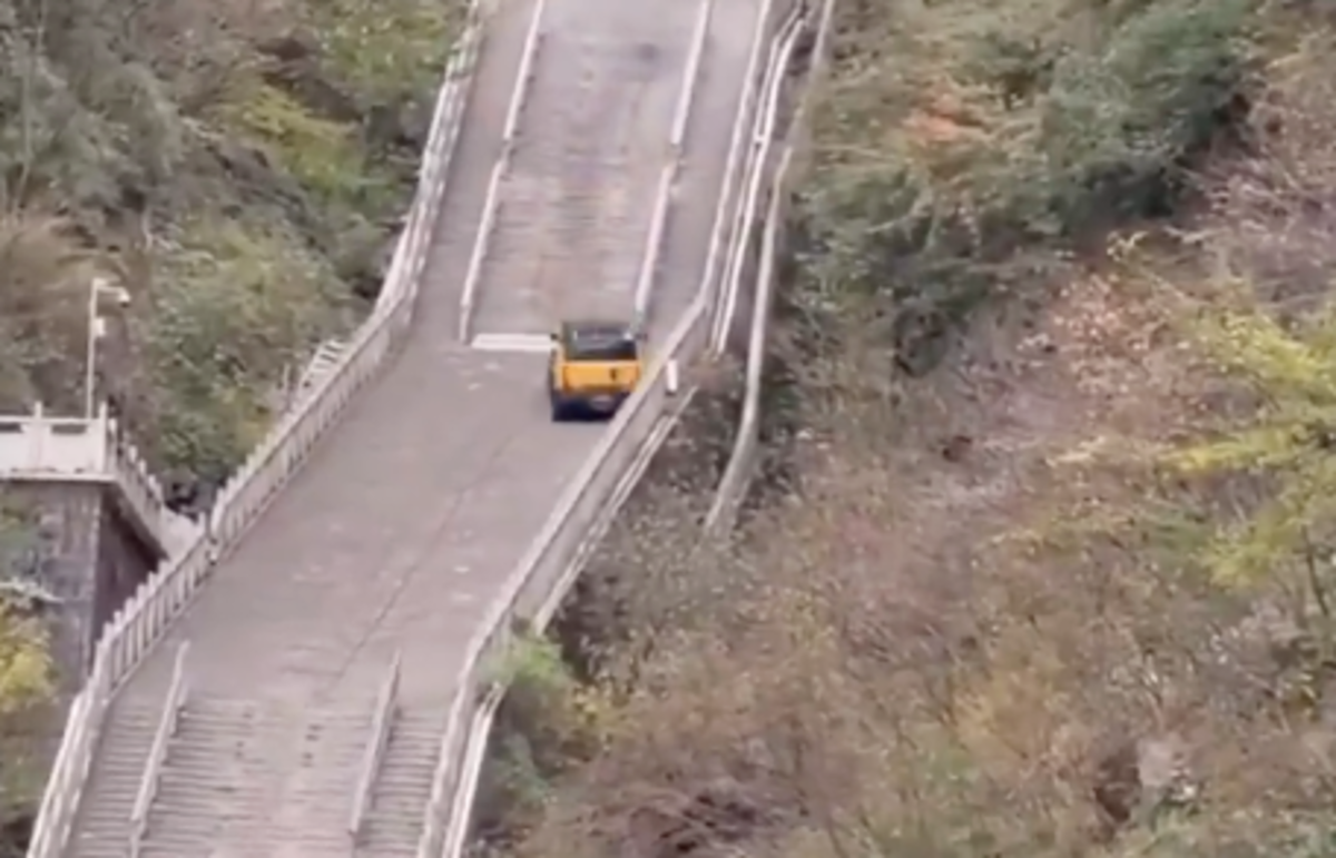 Chinese SUV Attempts to Emulate Range Rover Viral Stunt – Fails Spectacularly