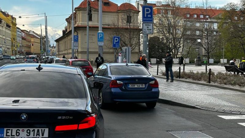 Snaha zavést elektromobily dopadla tragicky. Na skladech hnijí modely, které roky nikdo nechce – automobilky si balí saky paky
