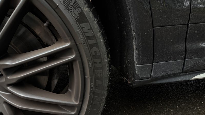 Kde uskladňujete pneumatiky? Zeptali jsme se v pneuservisu, kde se přes zimu zničí a kde naopak vydrží věky